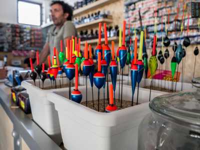 ...mentre sul bancone Pasquale esibisce colorati galleggianti